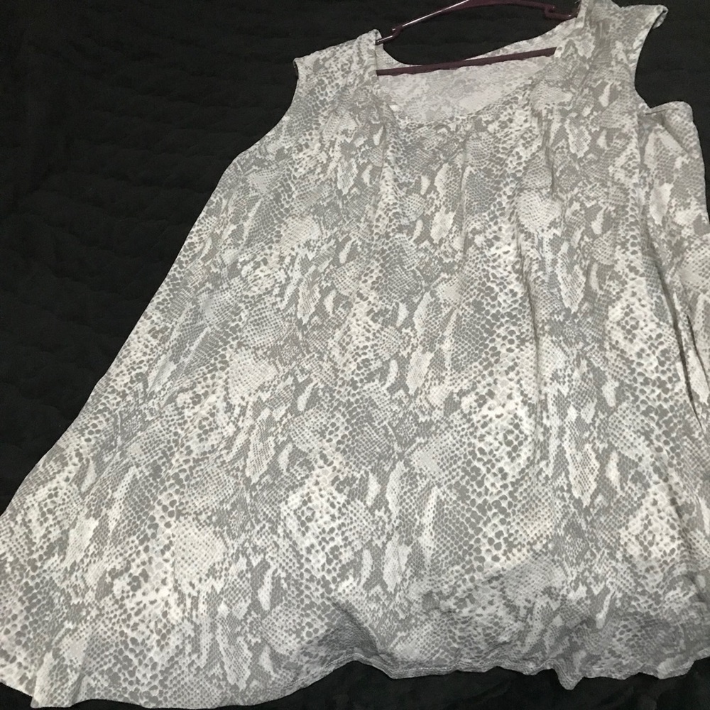 Sleeveless shirt